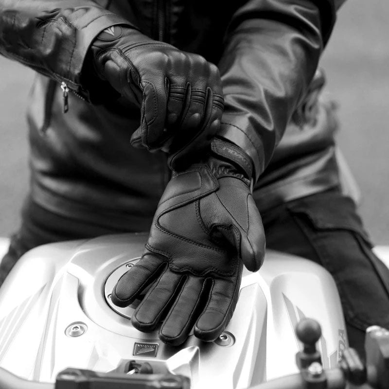 VeloGuard Leather Motorcycle Gloves, Touchscreen Compatible, Warm and Durable | Skuggor